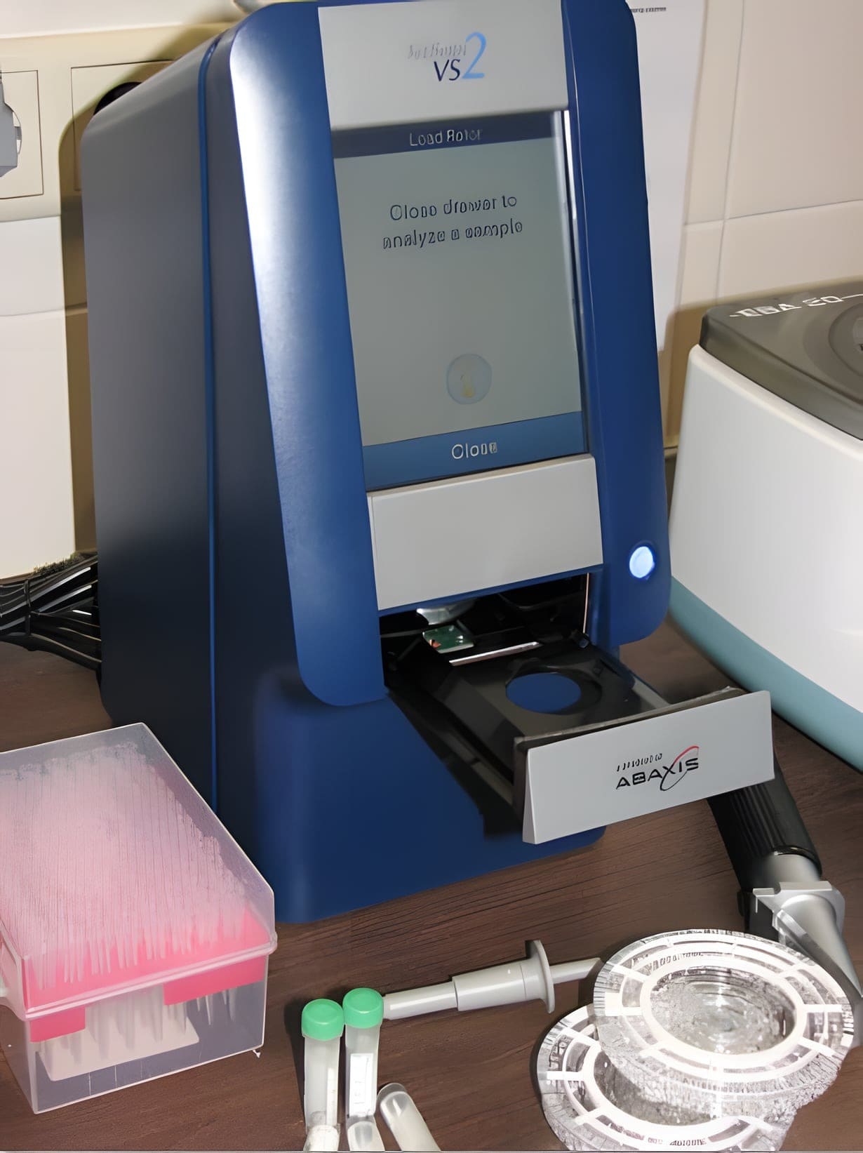 De Vetscan bloedanalyser op het laboratoriumblad, met pipetpuntjes en bloedbuisjes ernaast.